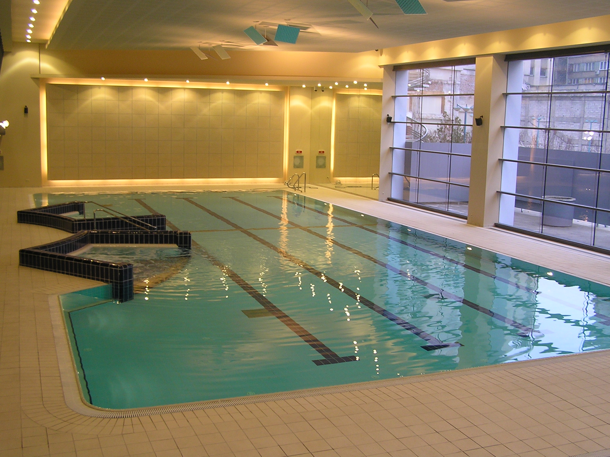 Constructie, echipare, finisare. In functiune din 2004. Centru SPA administrat de World Class. Intre...